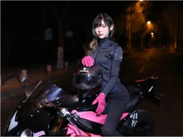 抖音机车网红“痞幼”写真照被曝光