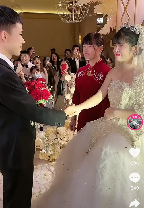 3000w网红陈三废大婚，单亲家庭长大的两人对妈妈致谢，感动网友