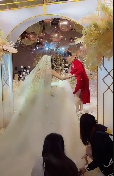 3000w网红陈三废大婚，单亲家庭长大的两人对妈妈致谢，感动网友