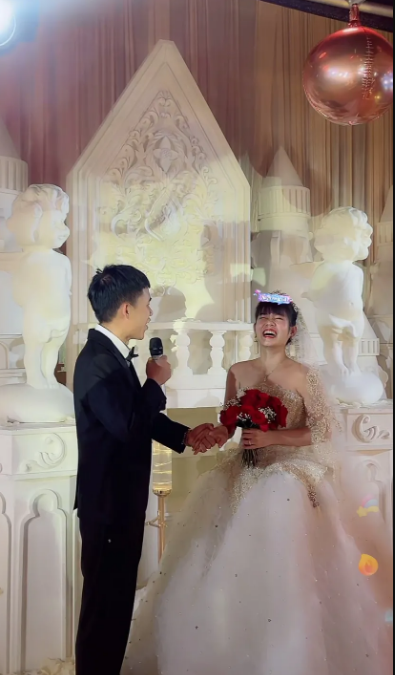 3000w网红陈三废大婚，单亲家庭长大的两人对妈妈致谢，感动网友
