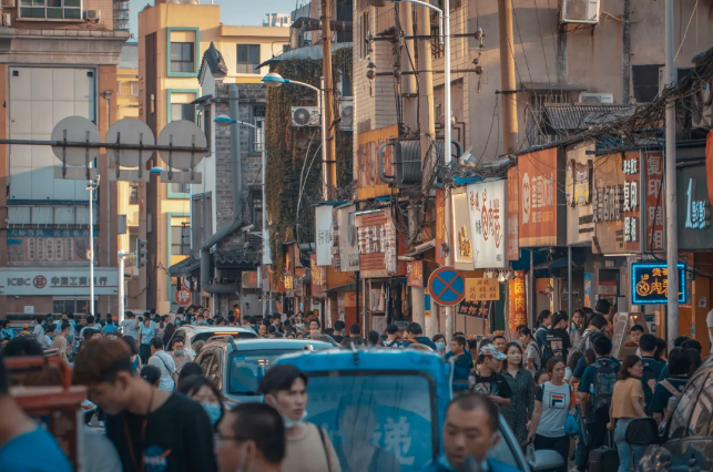 哈尔滨抖音代运营：年轻人的尽头，是回老家买房吗？