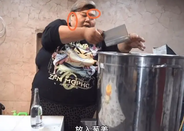 泡泡龙事件重现?胖猴仔近照曝光，脸上浮现黑斑，说话口齿不清！