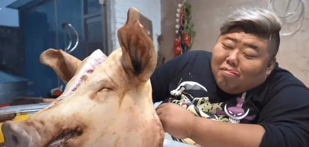 泡泡龙事件重现?胖猴仔近照曝光，脸上浮现黑斑，说话口齿不清！