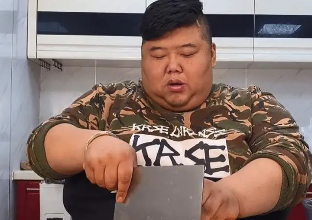 泡泡龙事件重现?胖猴仔近照曝光，脸上浮现黑斑，说话口齿不清！