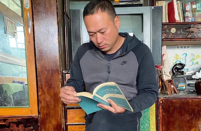 抖音“张同学”一周涨粉270万，这个其貌不扬的农村小伙为什么受到千万人的关注?