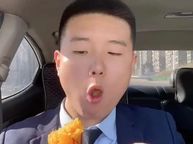 房地产行业抖音运营：卖房小伙半月涨粉50万+，当卖房人做起吃播，格局已在大气层！