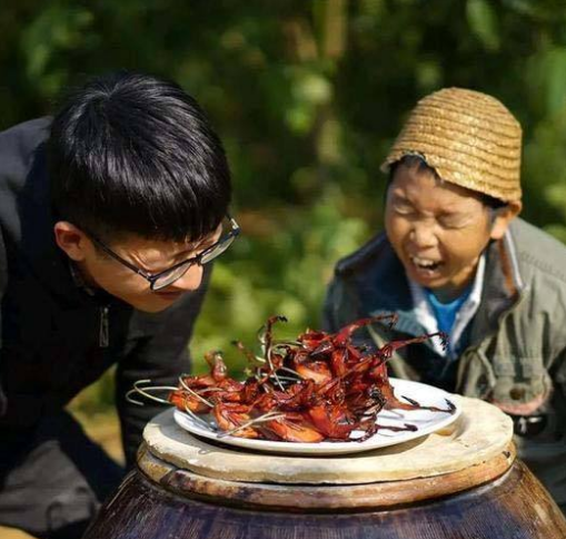 广西半百袖珍老人康仔农人，凭什么半年抖音涨粉近千万?