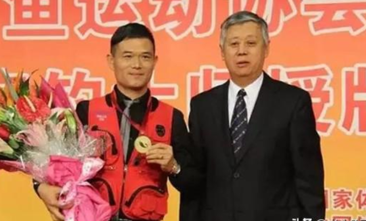 抖音网红“天元邓刚”单月涨粉千万，钓鱼竟成抖音最受欢迎休闲运动?