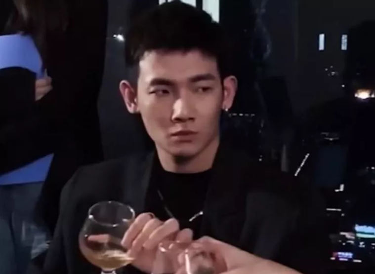 小眼睛网红梅尼耶，凭借独特的拍摄风格，稳坐抖音流量一哥位置