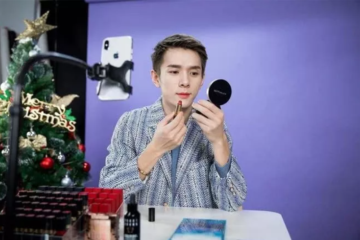 网红李佳琦首次公开演讲!“带货网红”究竟是怎样炼成的?
