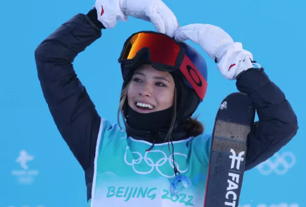这才是女神!15岁弃美回国，为祖国备战奥运18岁谷爱凌夺金后鼓励妈妈早日康复！