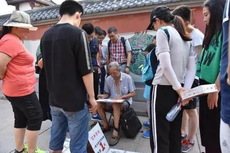 在抖音直播写字，就能月入过万?深究背后门道也没这么简单！